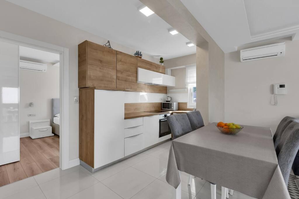 Apartment Hrvoje -Nur 50M Bis Zum Meer - Makarska Exklusiv โพรไมนา ภายนอก รูปภาพ